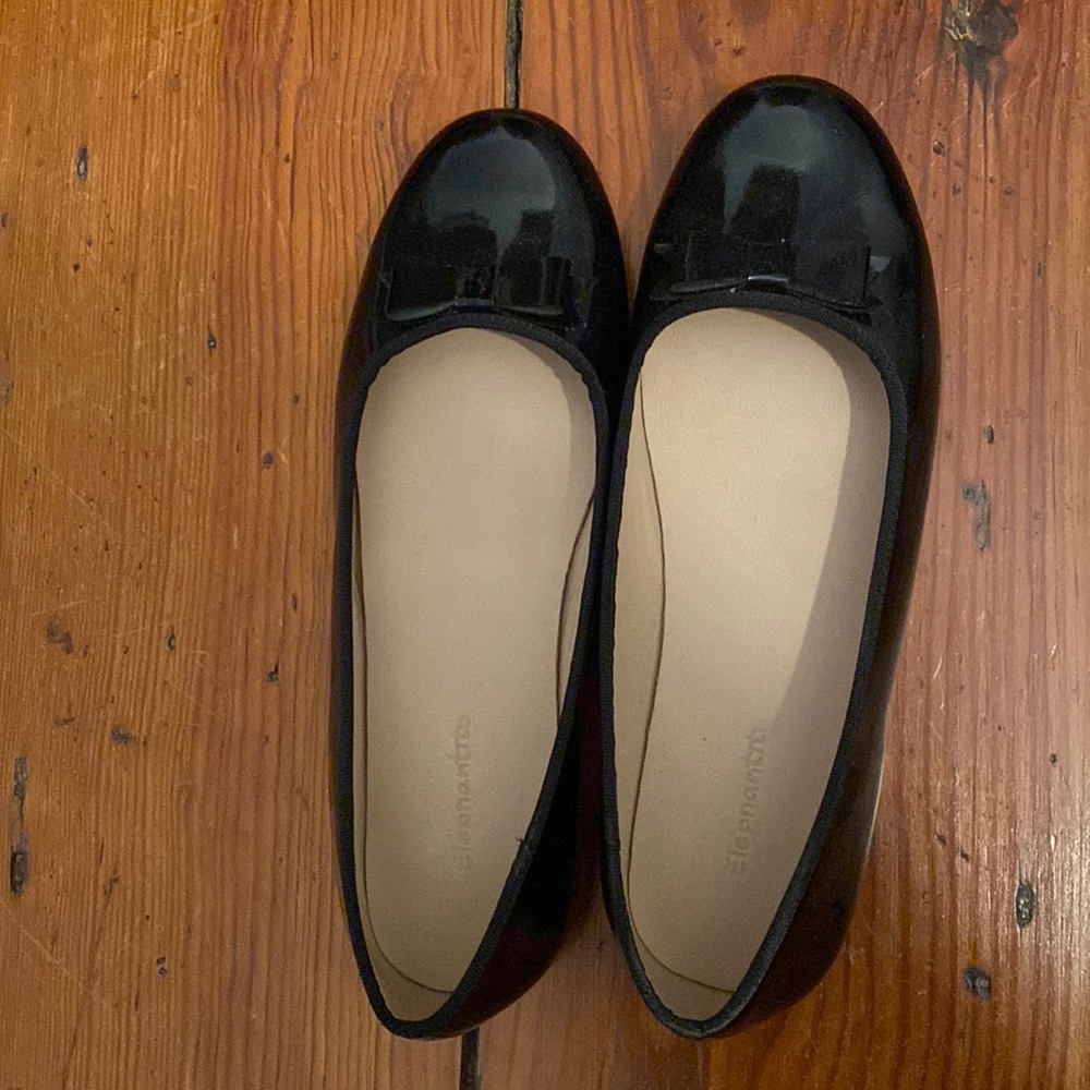 Girls black patent ballet flats.